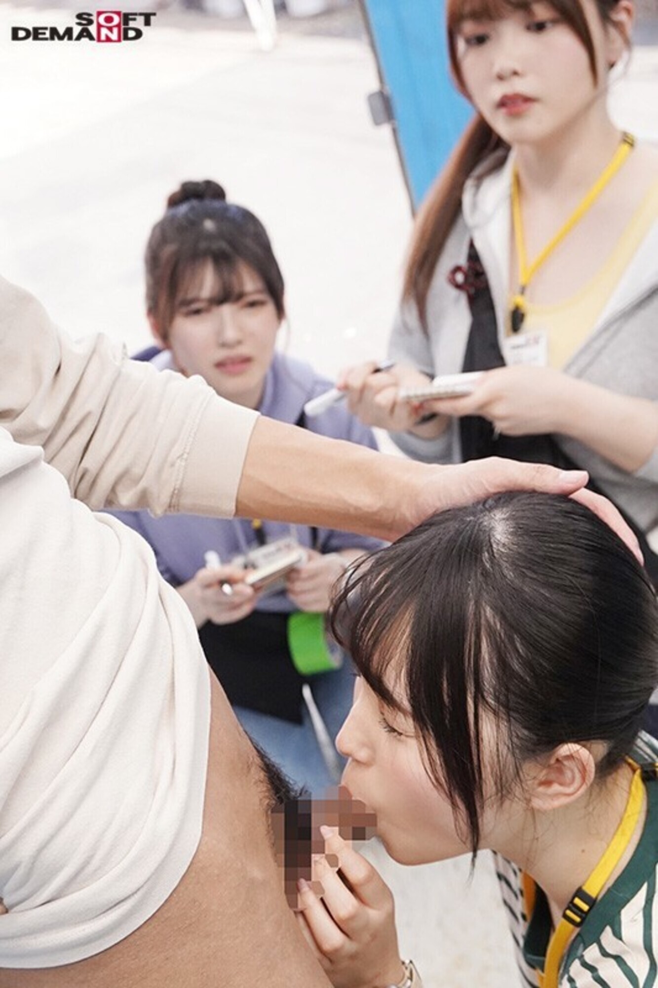 SOD女子社員 まだ撮影現場に行ったことない制作部新卒ちゃん3人のマジックミラー号逆ナンパ研修! 男性器サイズ調査の為、恥ずかしながらち●ぽ測定!勃起が収まらなくて困っている男性を放っておけず、 あの手この手で全員発射させちゃいました 合計8発射! 画像8