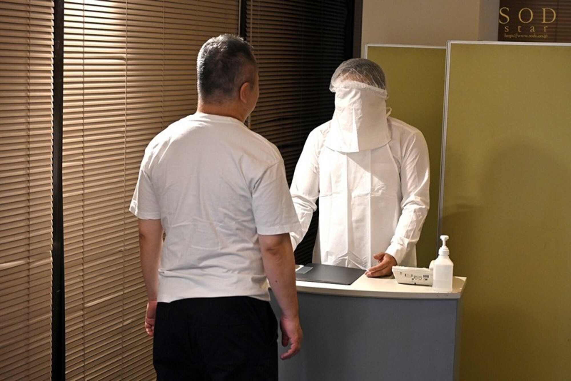 知り合いが抱ける風俗EX 勝手に風俗嬢にされたあの子は、強制ご奉仕予約済み♪ 紗倉まな 画像2