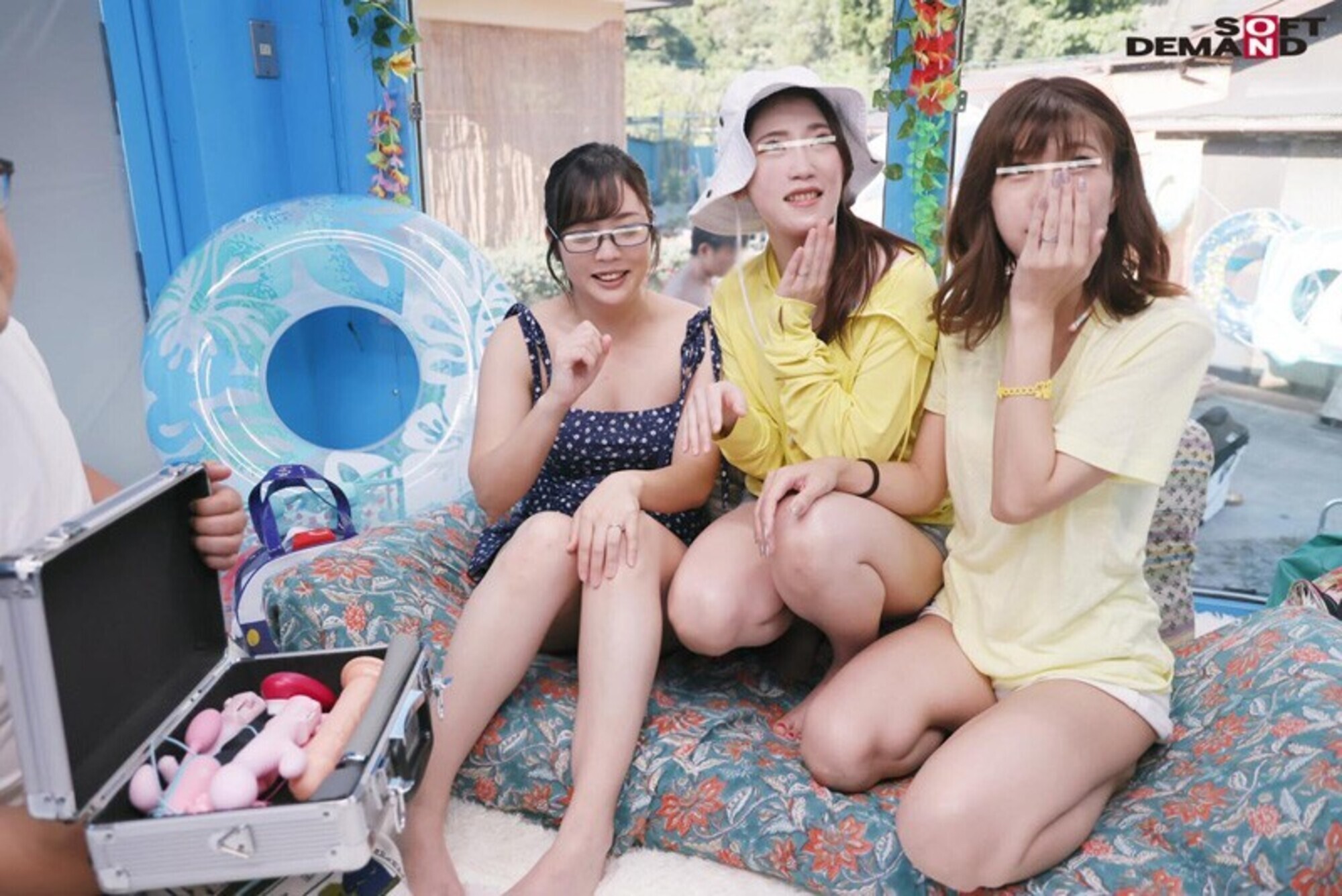子供会の集まりで海水浴に来ていた水着ママたちがマジックミラー号で大乱交 画像12