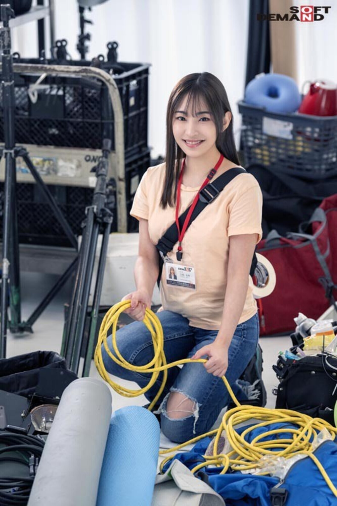 演出部 新卒2年目 吉岡美琴(22) 将来は女性監督として活躍したい若手AD・・・だったら作品や女優さんの気持ちを知ることが第一歩!ハメ撮り監督ならぬ“ハメられ撮り監督”になるべく初めてのAV出演してみたら潮吹き&激イキ体質でした! 画像2