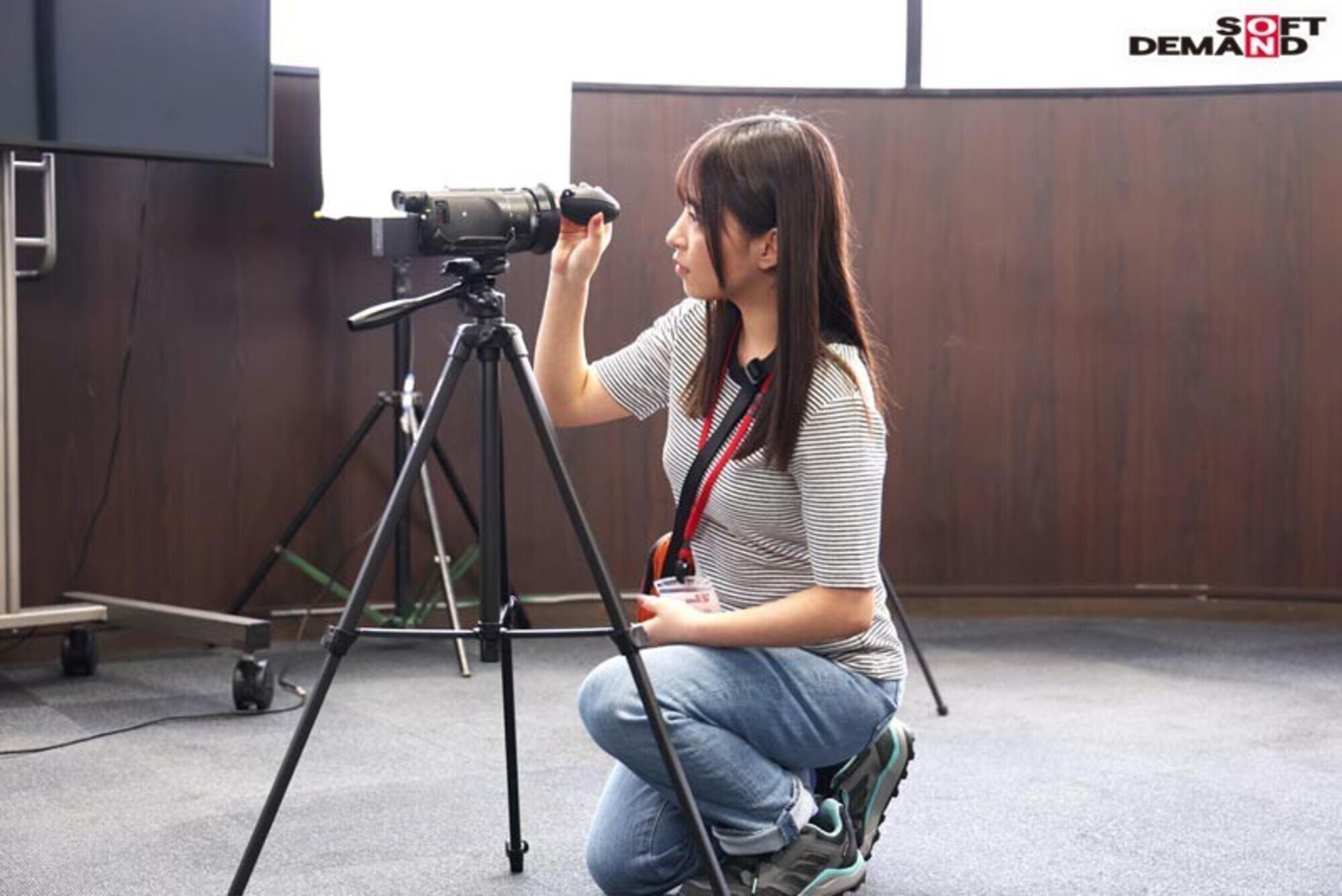 演出部 新卒2年目 吉岡美琴（22） 将来は女性監督として活躍したい若手AD･･･だったら作品や女優さんの気持ちを知ることが第一歩！ハメ撮り監督ならぬ“ハメられ撮り監督”になるべく初めてのAV出演してみたら潮吹き＆激イキ体質でした！