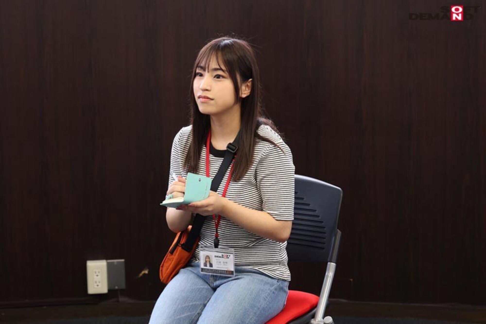 演出部 新卒2年目 吉岡美琴(22) 将来は女性監督として活躍したい若手AD・・・だったら作品や女優さんの気持ちを知ることが第一歩!ハメ撮り監督ならぬ“ハメられ撮り監督”になるべく初めてのAV出演してみたら潮吹き&激イキ体質でした! 画像5