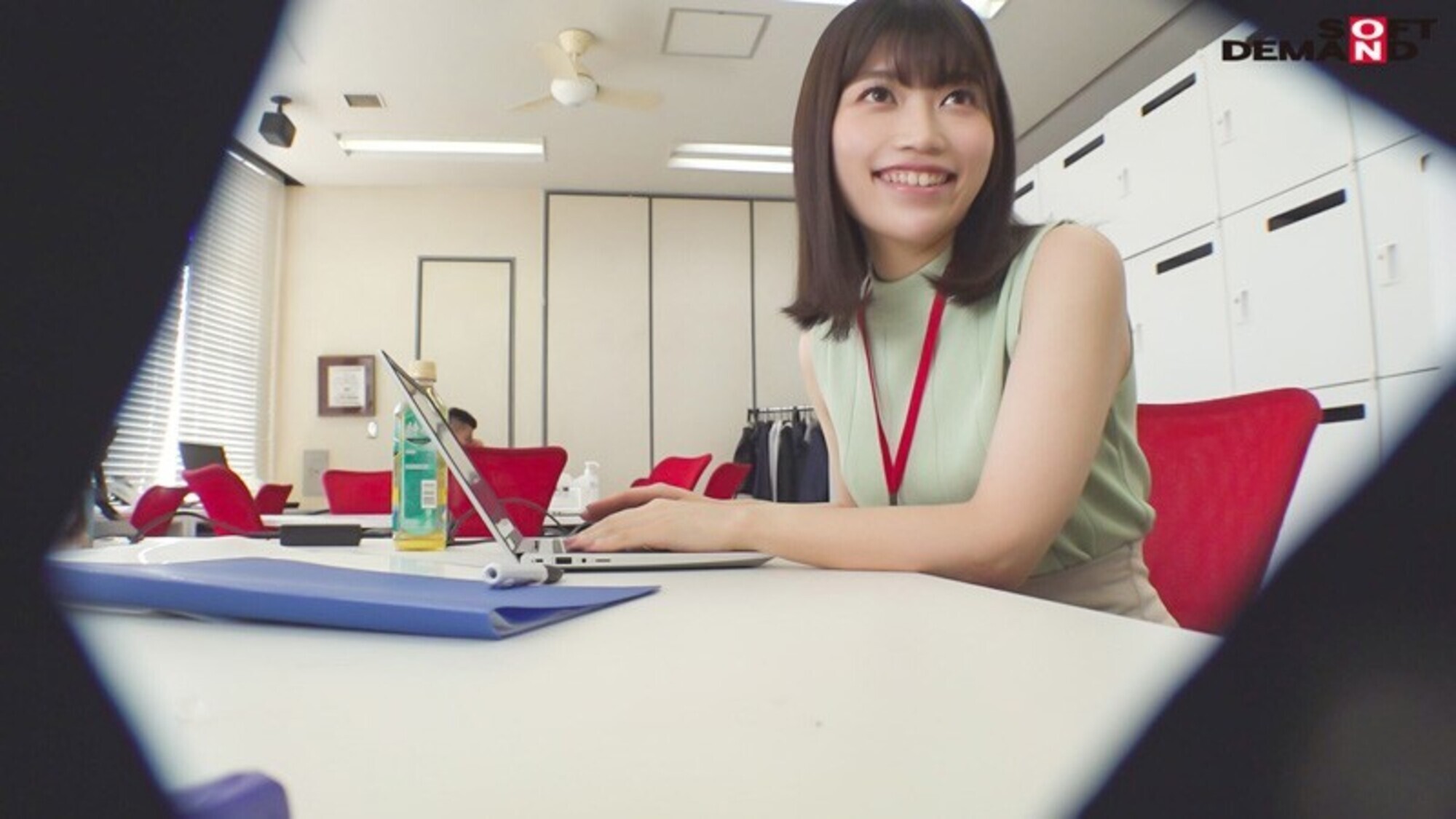 おっとりしてるのに、なんか色っぽい。定期面談で皆を癒してくれる人事部 石川さんの裸が見たい！･･･という社内の声多数だったので、AV出演させたら、ギャップヤバすぎどスケベSEXが撮れました。【無許可で発売！】人事部 中途2年目 石川陽波