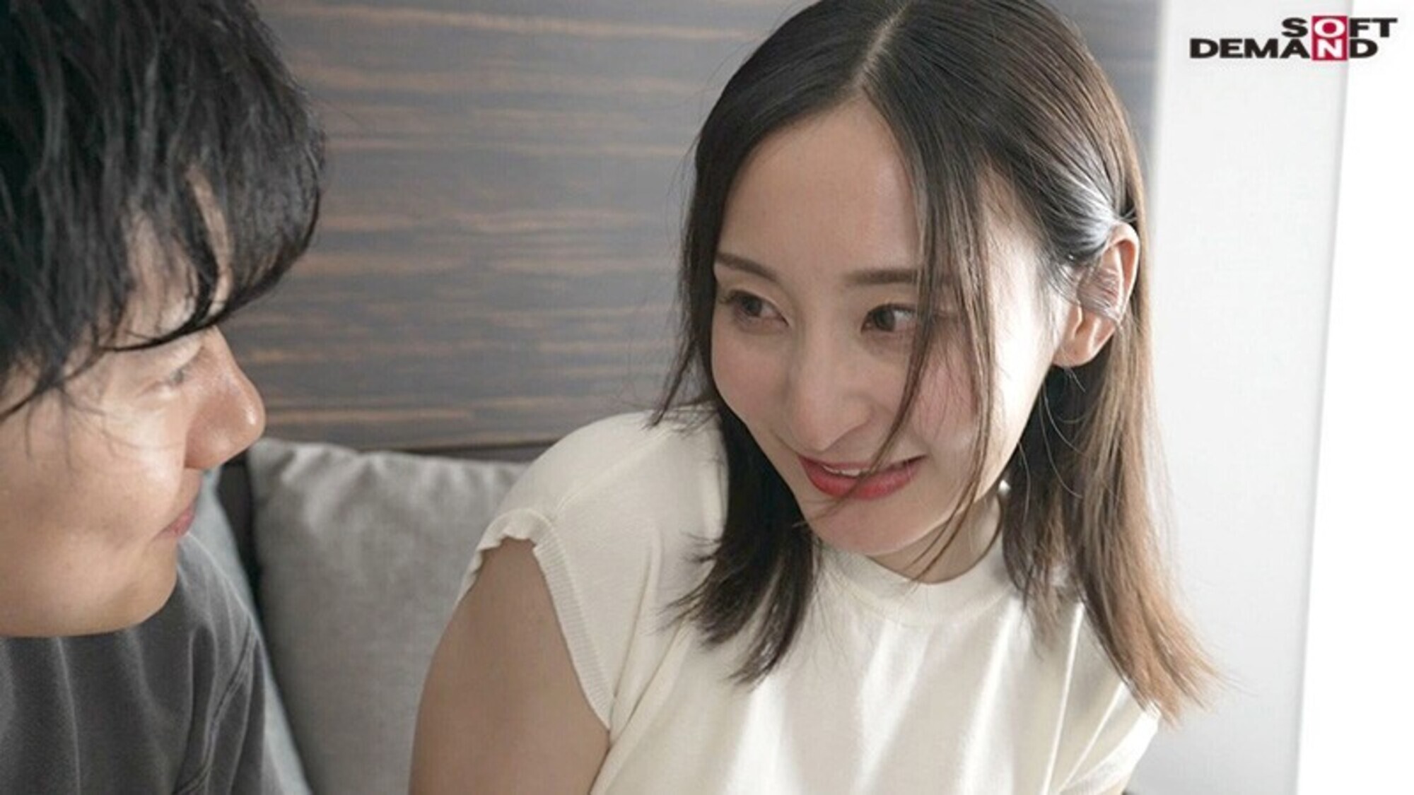 都会の喧騒に紛れてもひときわ目立つ長崎生まれの清楚な奥さん 足立友梨 32歳 AV DEBUT 画像6