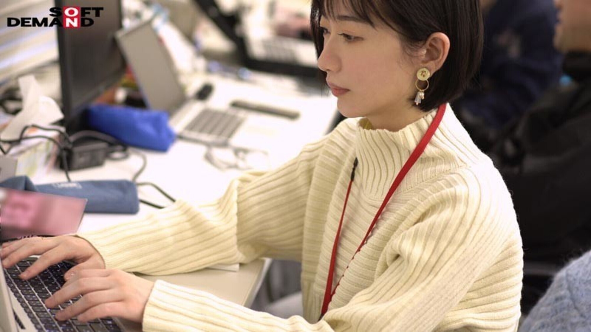 初中出し 会社終わりにホテルで朝までずっとマ●コに精子入れっぱなし･･･ SOD女子社員中途入社3年目デザイン部 倉田優希
