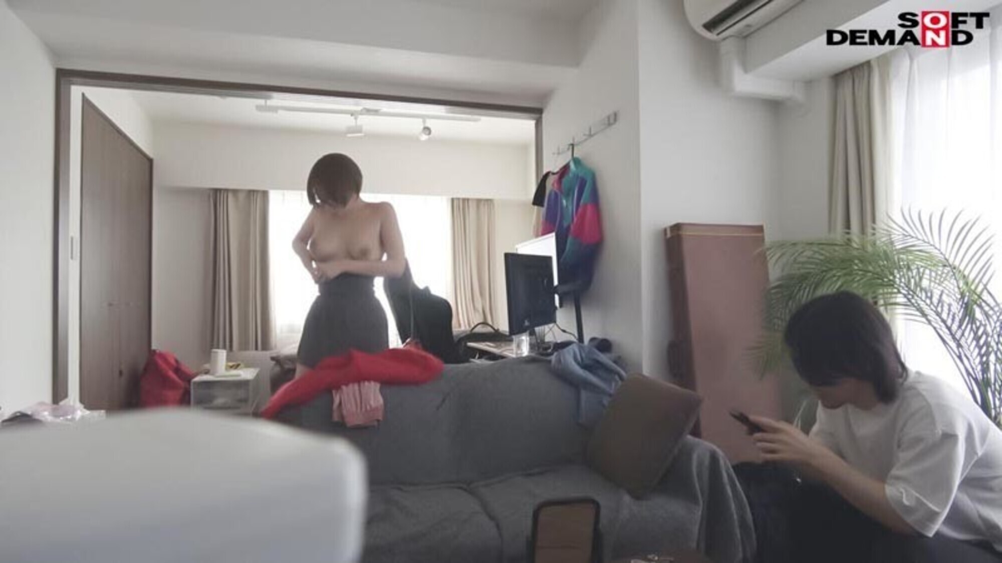 2段階NTR 1,弱みを握った男に彼女とのハメ撮り映像を献上させる。 2,その後、断れない彼女を無茶苦茶ハメる。 新宿区で同棲4年、アパレル／DJ あかねさん（30）