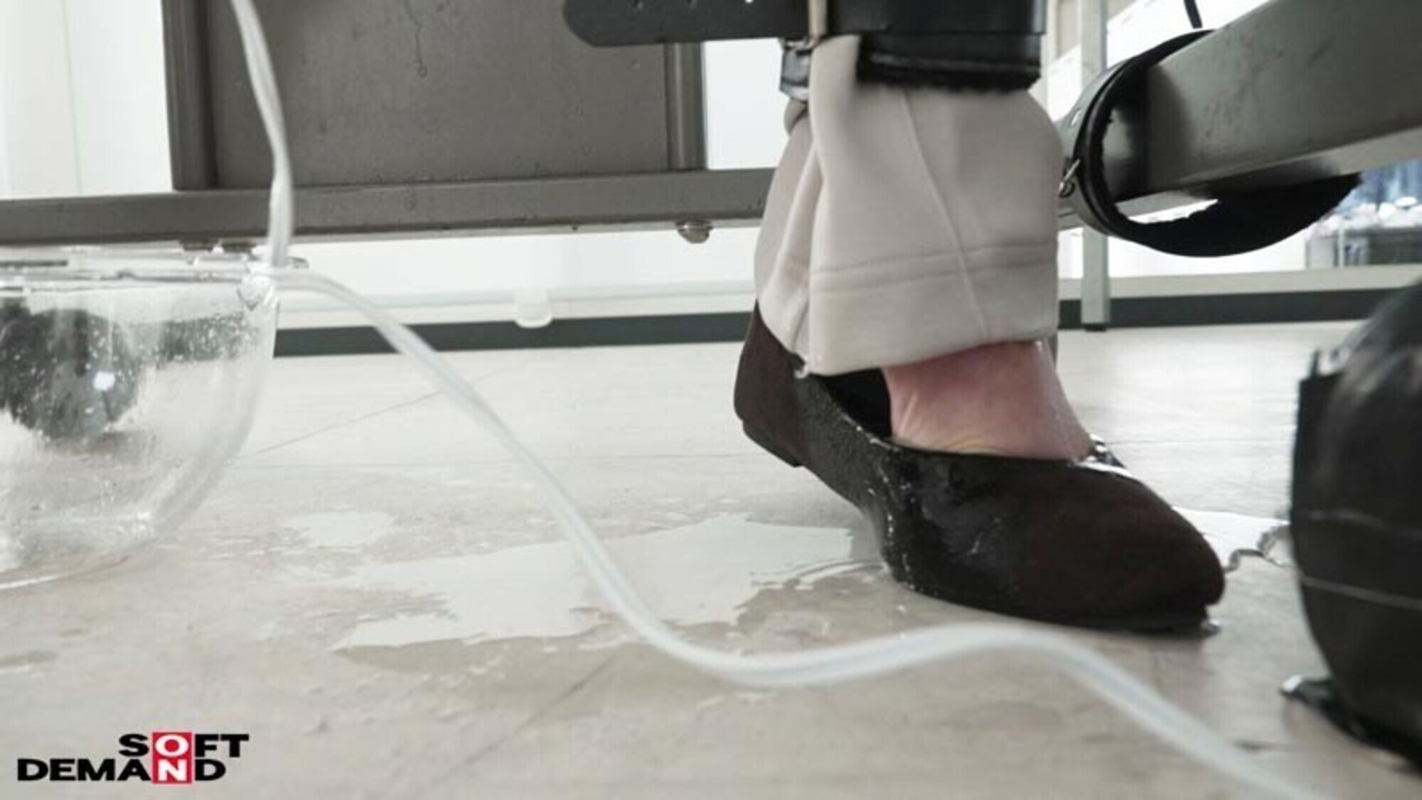 固定電マ連続お漏らし実験「膣がバグるほど刺激し続けたら?」をSOD女子社員6名が真面目に検証してみた結果オマ○コ決壊!もう限界でイキたくないはずなのにカラダが気持ち良くなろうと勝手に動いてヒクつきワギナ過剰快楽懇願 SOD性科学ラボ REPORT 19 画像4