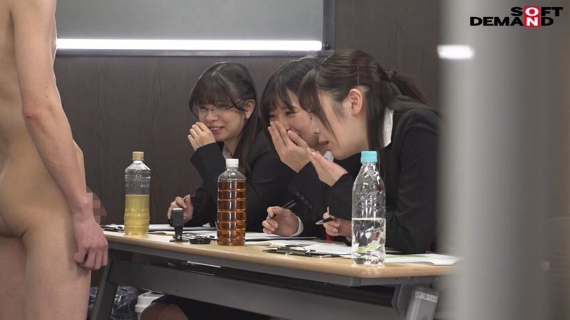 SOD女子社員 試験官9名が全裸男性1名へち○ぽの勃起からザ~汁射精を手厚いサポート付きでじっくり審査 新人AV男優CFNMハーレムオーディション 画像4