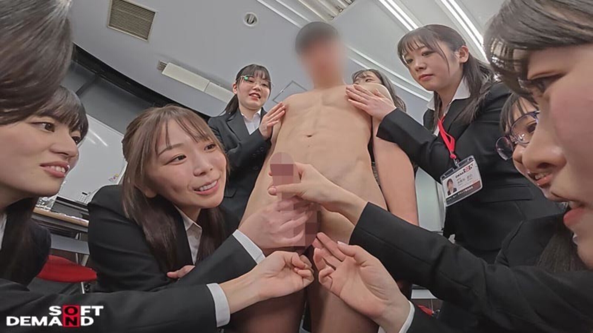 SOD女子社員 試験官9名が全裸男性1名へち○ぽの勃起からザ~汁射精を手厚いサポート付きでじっくり審査 新人AV男優CFNMハーレムオーディション 画像10