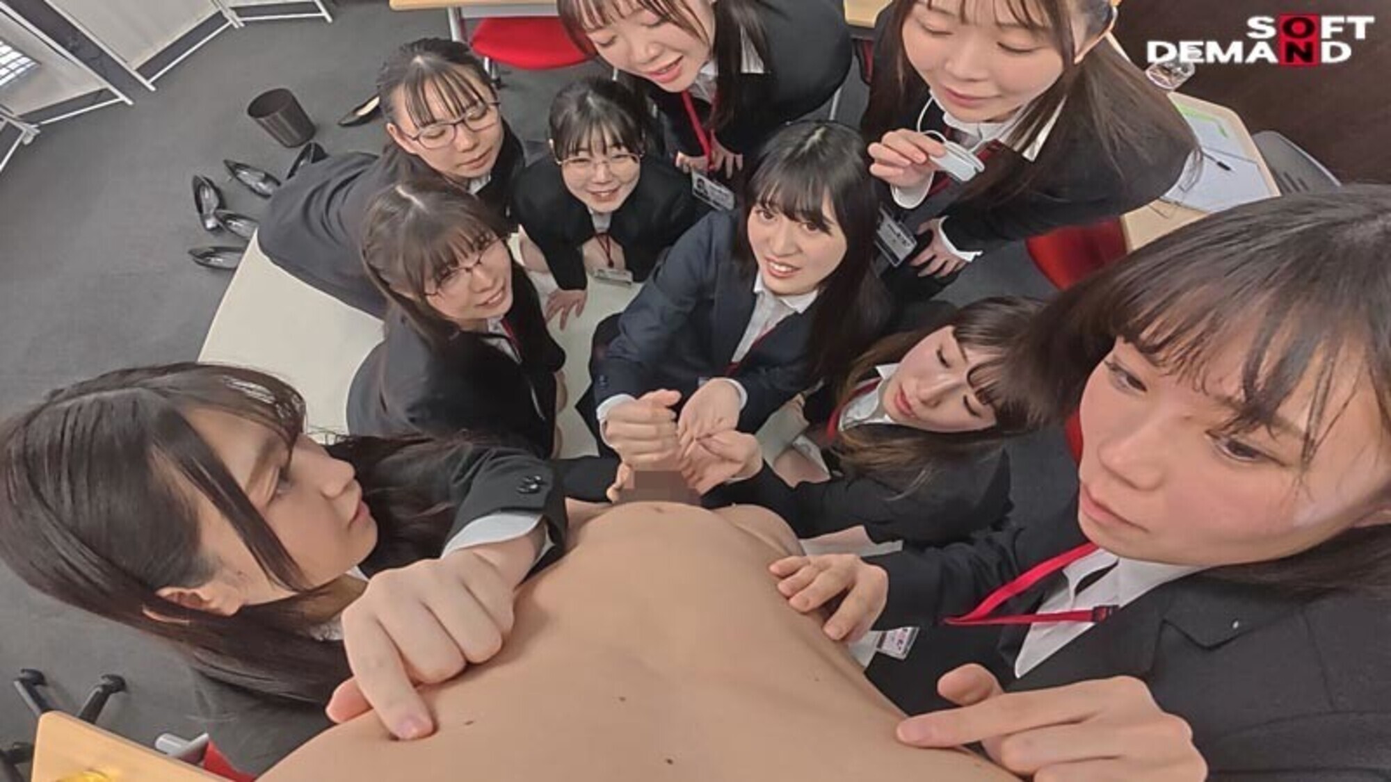 SOD女子社員 試験官9名が全裸男性1名へち○ぽの勃起からザ~汁射精を手厚いサポート付きでじっくり審査 新人AV男優CFNMハーレムオーディション 画像15