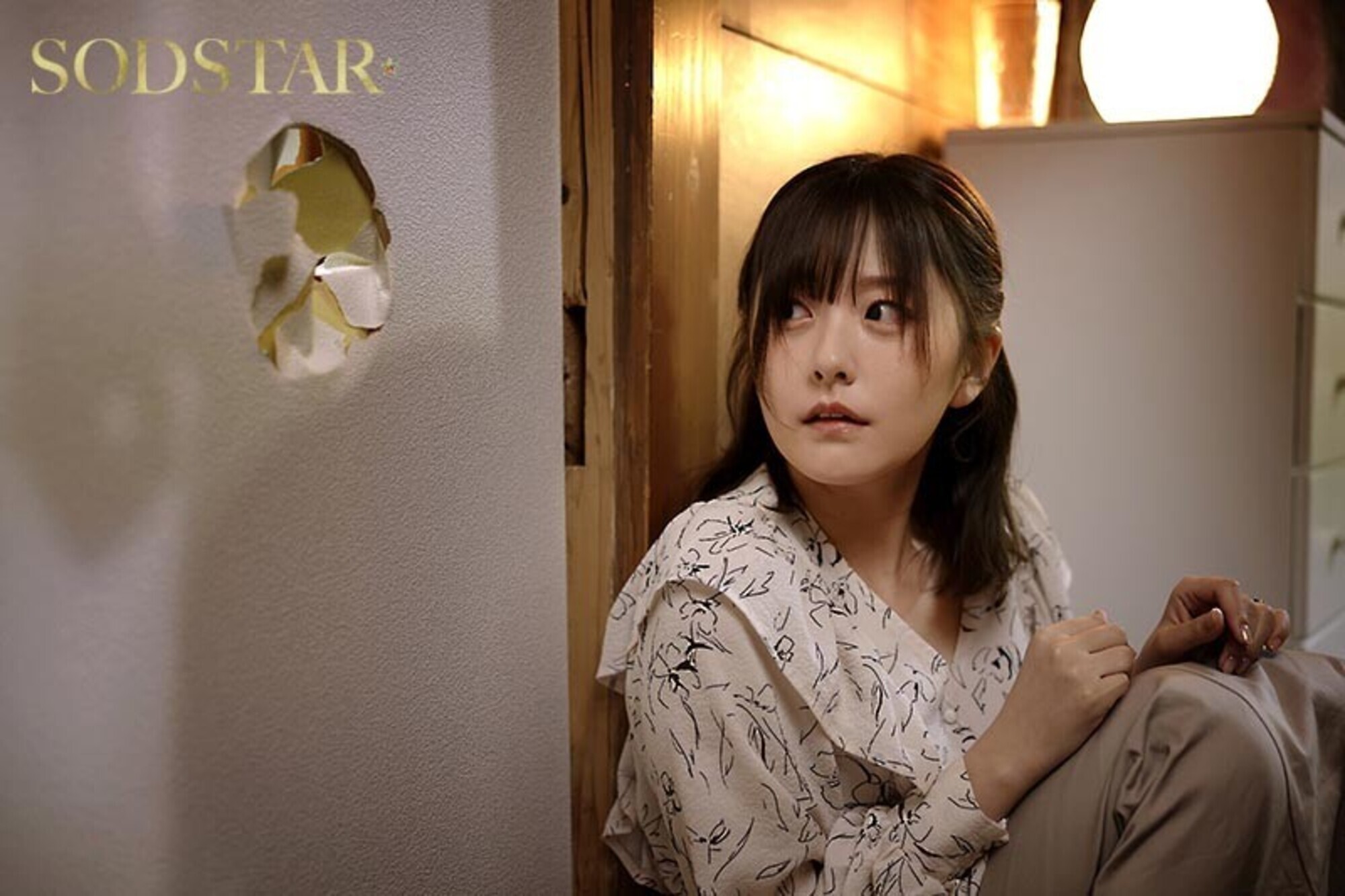 僕の住むアパートの隣室の美人妻は欲求不満だった。夫婦喧嘩で空いた直径10cmの壁穴越しに立ちバックで膣奥を突きまくった密かな不倫関係5日間。 青空ひかり 画像2