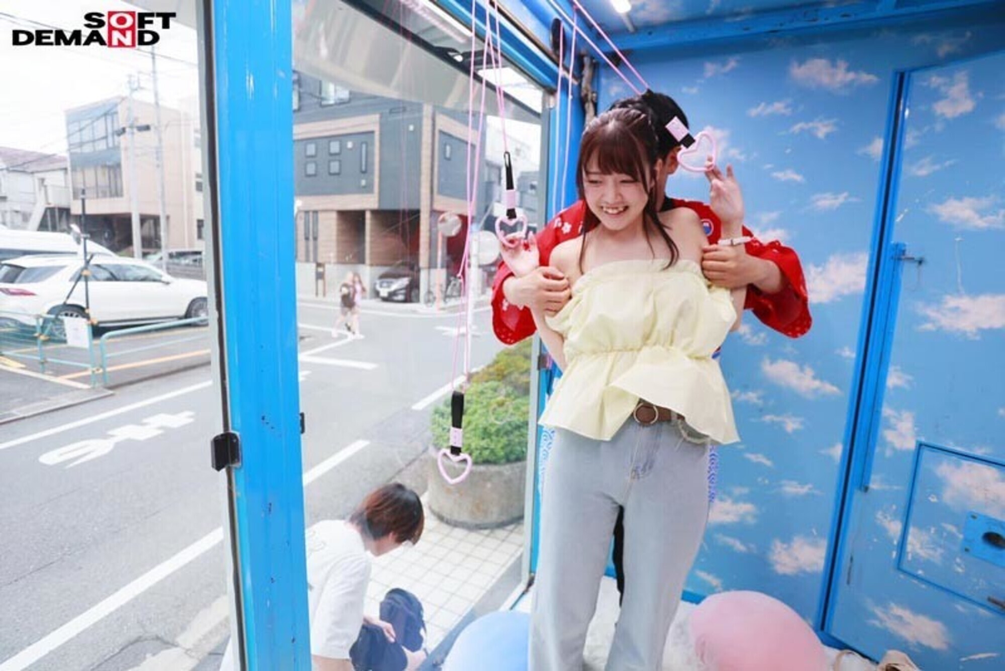 マジックミラー号 絶対に気持ちよくなってはイケない!!!愛する彼氏とはミラー越し30cmの状況でくすぐり我慢ゲームと称して凄腕AV男優の妙技でHにいじくりたおす!!! 鎖骨の綺麗なオフショル女子5名収録 画像6