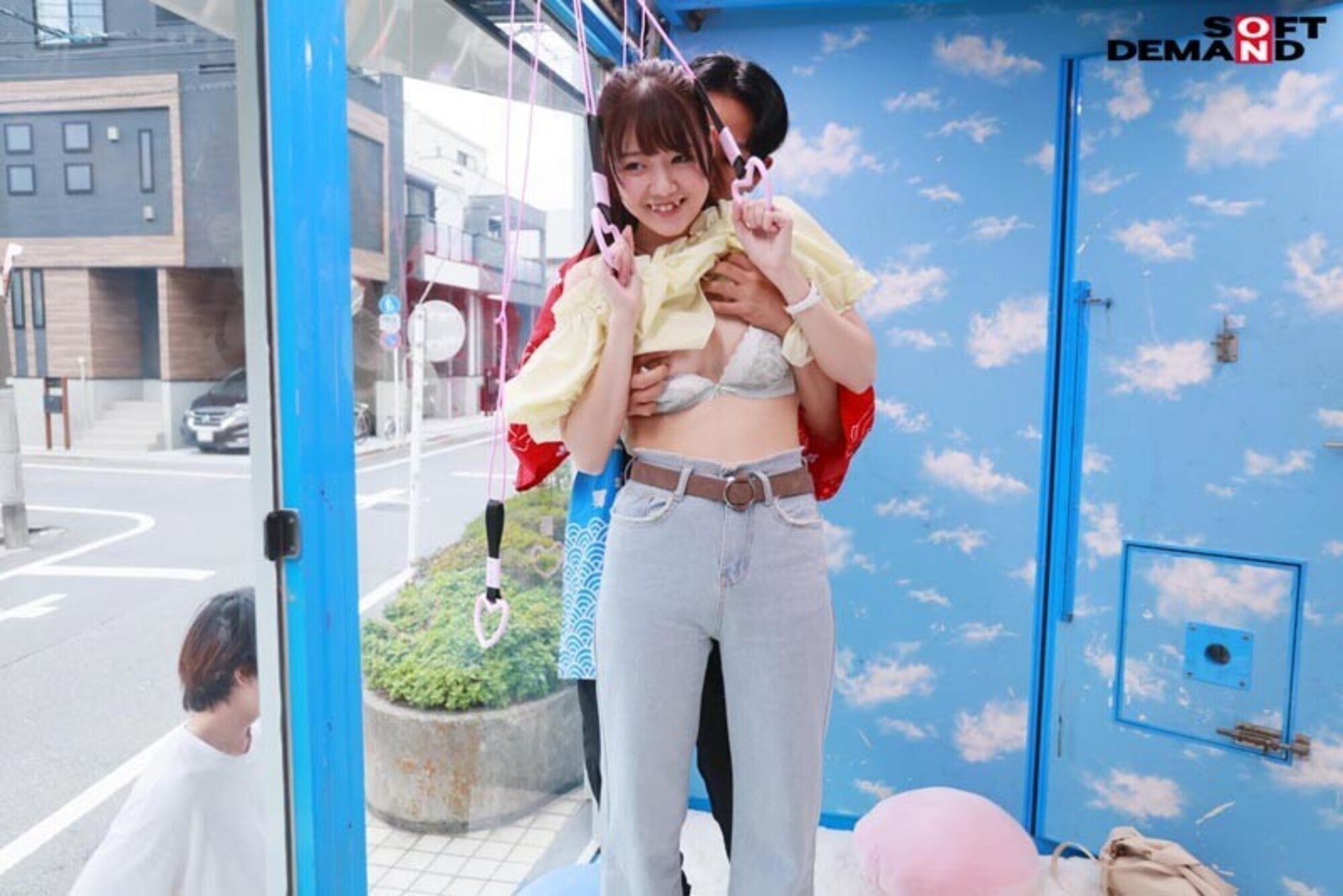 マジックミラー号 絶対に気持ちよくなってはイケない!!!愛する彼氏とはミラー越し30cmの状況でくすぐり我慢ゲームと称して凄腕AV男優の妙技でHにいじくりたおす!!! 鎖骨の綺麗なオフショル女子5名収録 画像7