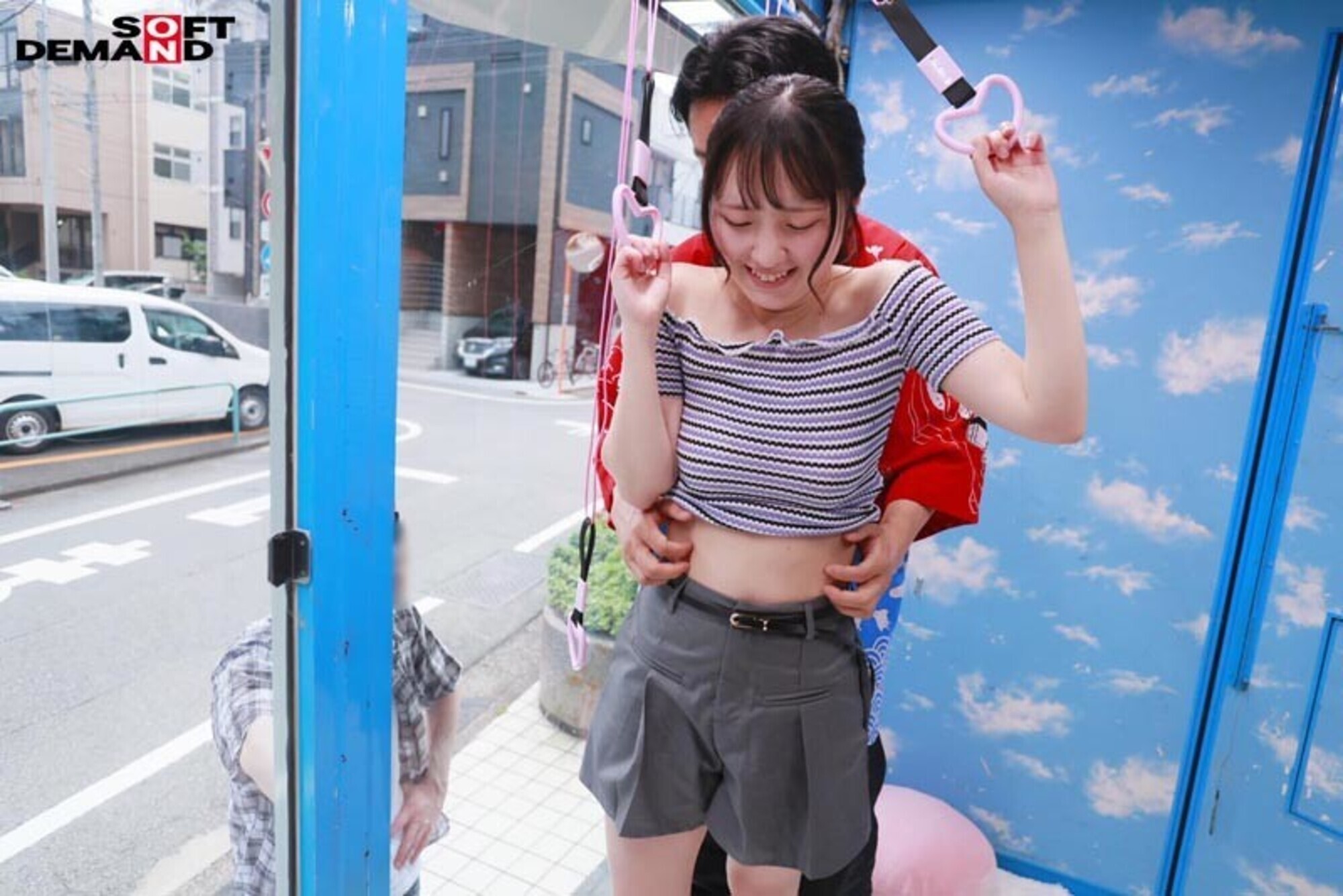 マジックミラー号 絶対に気持ちよくなってはイケない!!!愛する彼氏とはミラー越し30cmの状況でくすぐり我慢ゲームと称して凄腕AV男優の妙技でHにいじくりたおす!!! 鎖骨の綺麗なオフショル女子5名収録 画像9