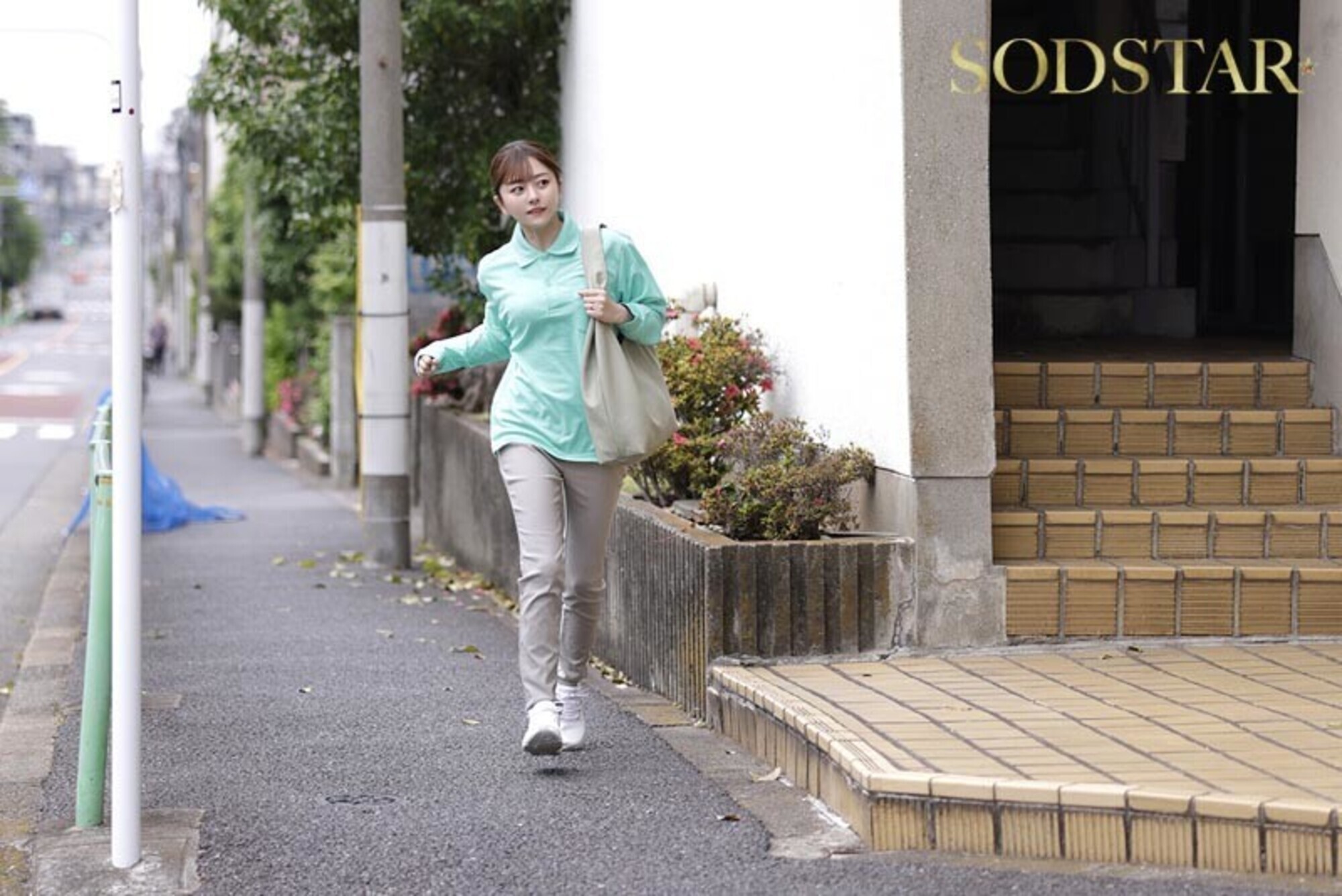 引きこもり訪問支援 ゴミ屋敷に放置された大量のシコティッシュに見かねて内緒でチンカス塗れのチンチンも笑顔で性サポートしてくれる優しいお手伝いさん 青空ひかりの見所画像2