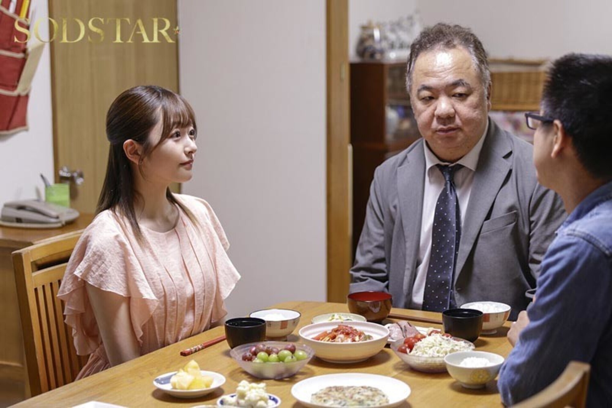 引きこもり訪問支援 ゴミ屋敷に放置された大量のシコティッシュに見かねて内緒でチンカス塗れのチンチンも笑顔で性サポートしてくれる優しいお手伝いさん 青空ひかりの見所画像14