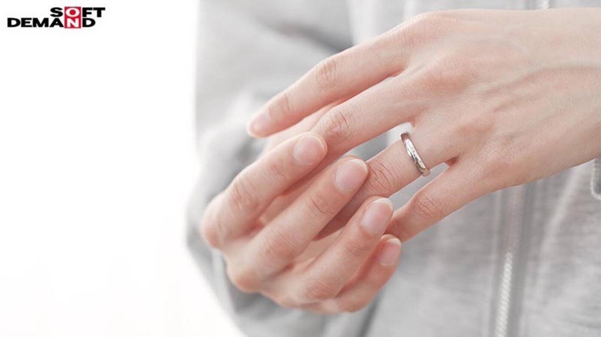 初めての複数プレイでイカされて全身愛液まみれ 最高に敏感なママが大絶頂 緊張の責められAV体験 家庭を一番に想いながら、他人とエッチを辞められない 私はダメな母親ですか？ 玉井晴香 33歳 第3章