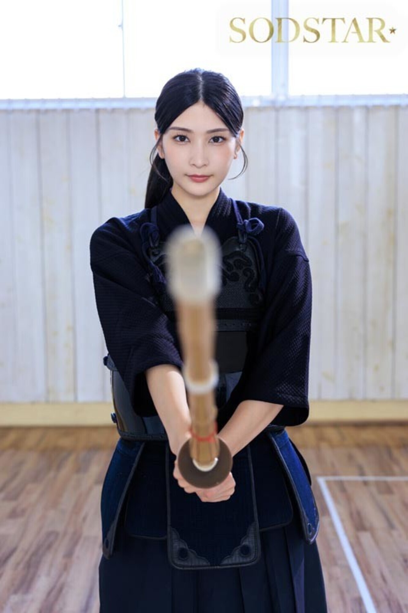 無表情な剣道の女師範 その凛とした佇まいからは想像出来ないほど弟子たちに甘く“チン媚び”目線で何度でもヌイてくれる 本庄鈴 画像2