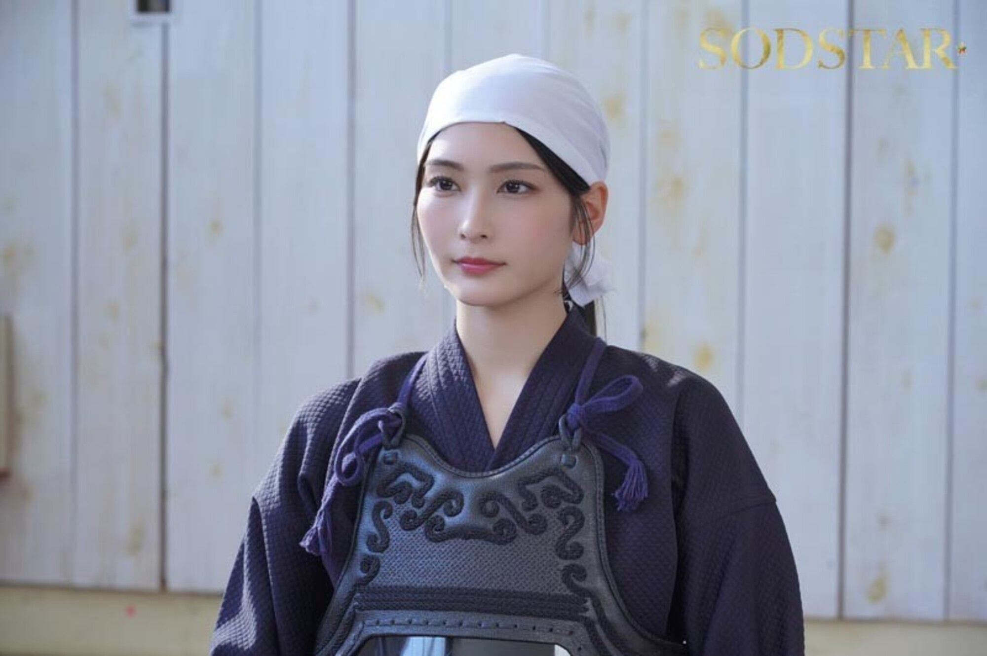 無表情な剣道の女師範 その凛とした佇まいからは想像出来ないほど弟子たちに甘く“チン媚び”目線で何度でもヌイてくれる 本庄鈴 画像3