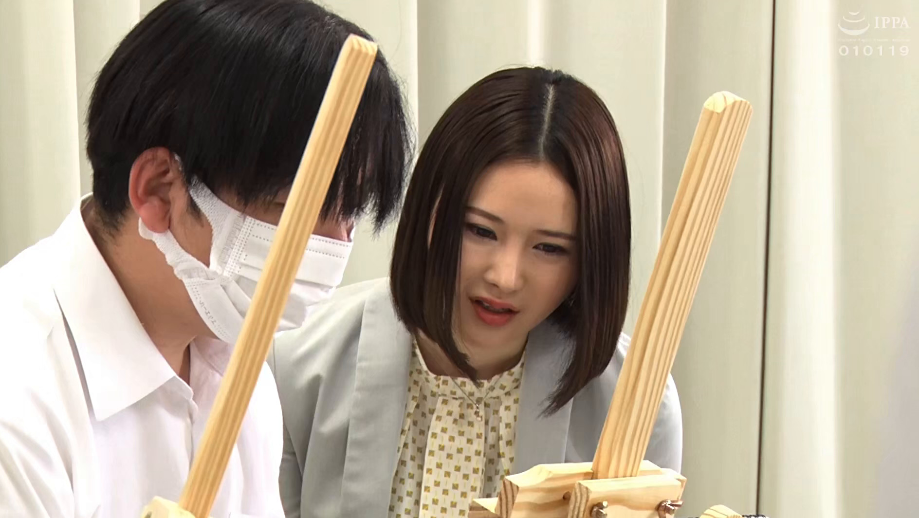 羞恥!春画のデッサンモデルにされる新任女教師! 皆川るい 画像2
