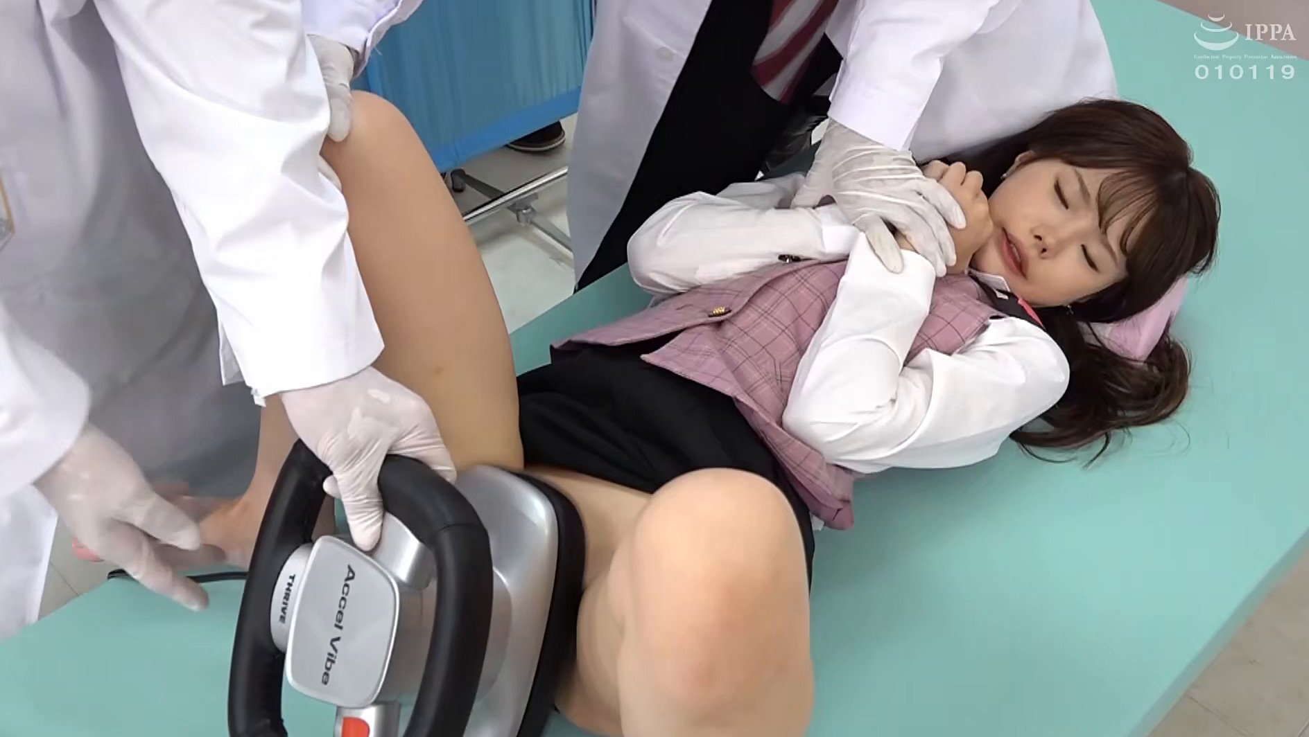 эротика медосмотр японских школьниц фото 24