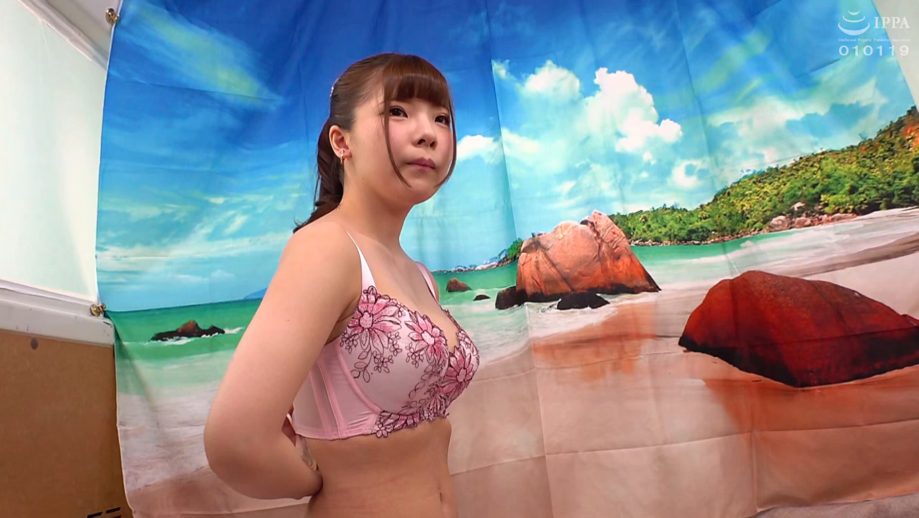 真夏のビキニ素人娘限定!ナママンで挑戦するテカヌルオイル素股チャレンジ!素人男を“小陰唇ズリ”で10分以内に射精させたら賞金10万円!ヌルべちゃの粘膜接触でナマチンマンが擦れ合い興奮した見知らぬ男女は中出しSEXまで5秒前!?~きょうか編~ 画像2