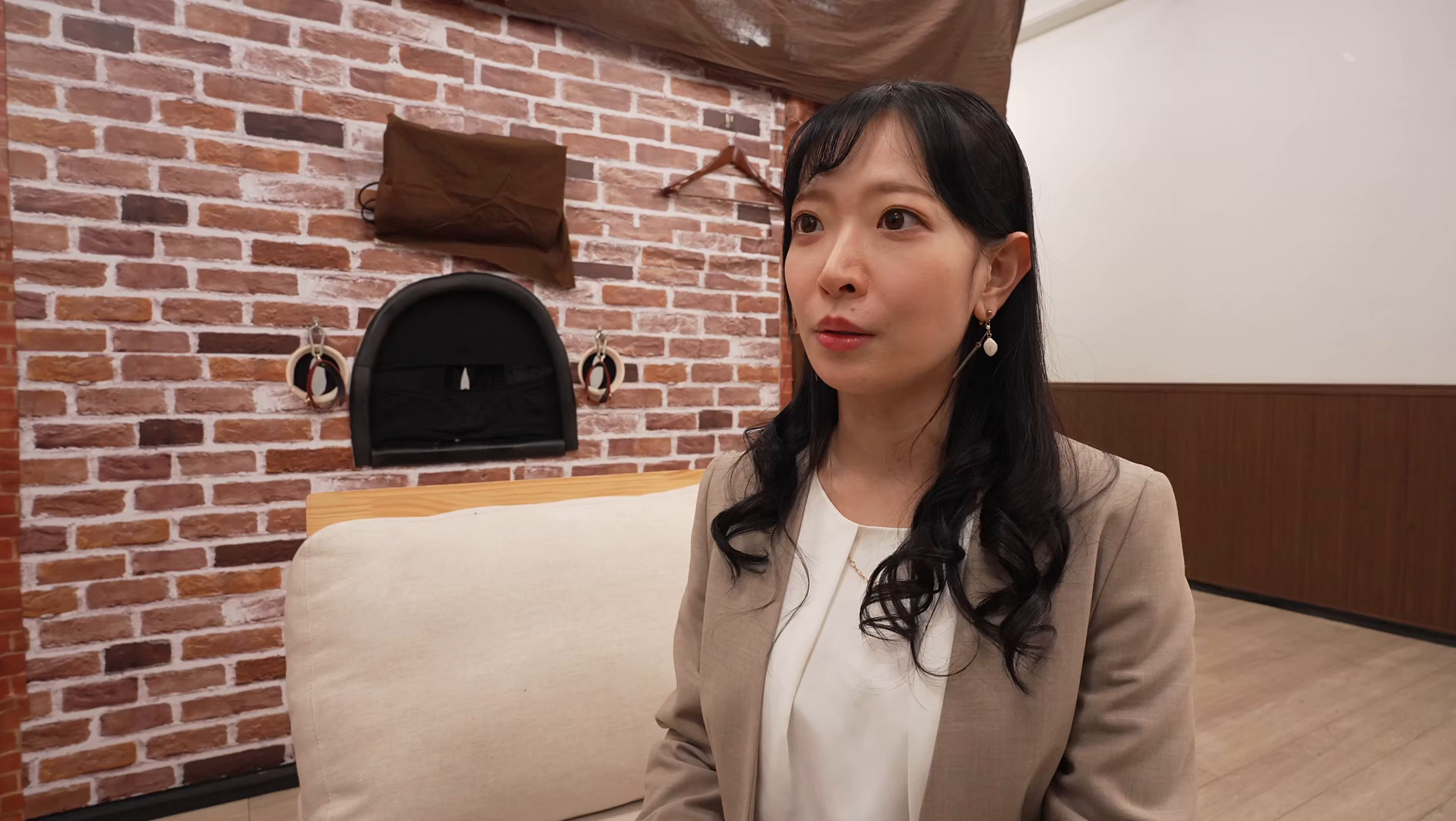 働き詰めのキャリアウーマン限定!体の相性だけでカップル成立なるか!?壁穴匿名性交マッチング体験! 名前も顔も知らない男に好き勝手にされて欲情しちゃうなんて ~かなこ編~ 画像1