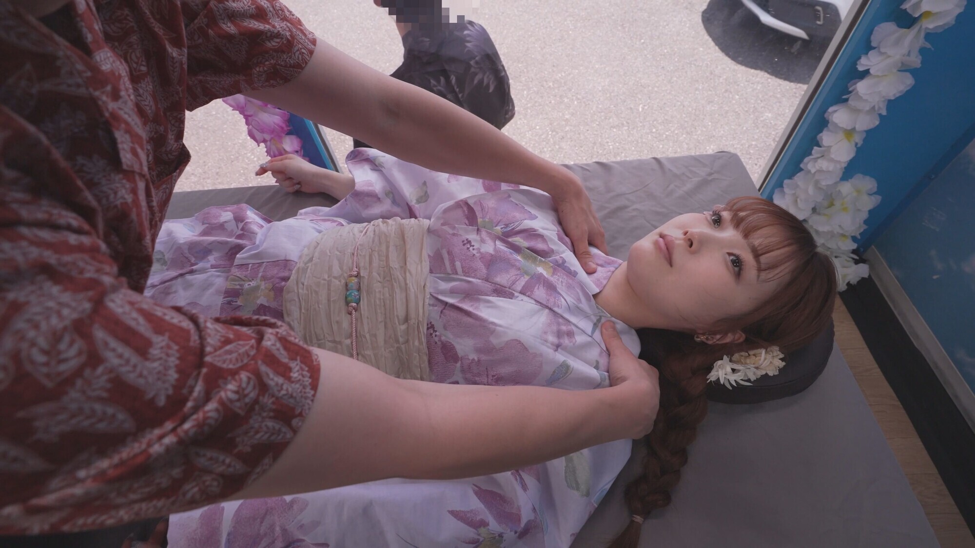 マジックミラー号ハードボイルド 浴衣カップル夏祭り!浴衣潮まみれ濡れグッチョエステ ミラー号の外に彼氏がいるのに淫乱スイッチ激押しで理性吹き飛ぶ絶頂アクメ! ~りりかちゃん&えいとくん編~ 画像2