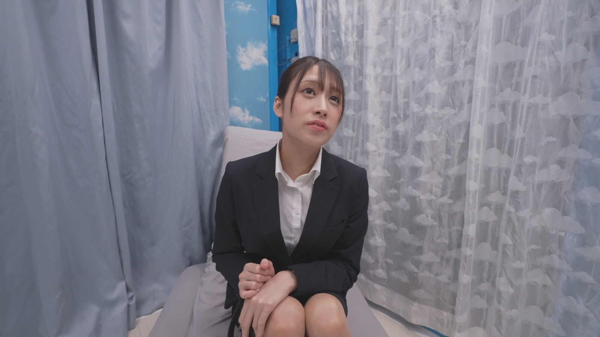 就活女性がおま〇こ丸出しくぱぁ～しながらクリ責め潮吹き我慢面接！剥きでた敏感初心クリトリスにブチュと真空吸引ローターで連続イキ潮噴射が止まらない！！撮って出し！マジックミラー号～こはる編～ 画像1