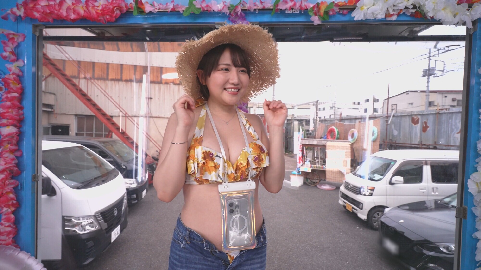 プリ尻ビキニギャルが汗だくアナルを嗅がれ舐められ大赤面！肛門クンニの虜になって尻穴＊ひくひく生ハメ中出しSEXしちゃった発情サマービッチちゃん 撮って出し！マジックミラー号～あず編～ 画像1