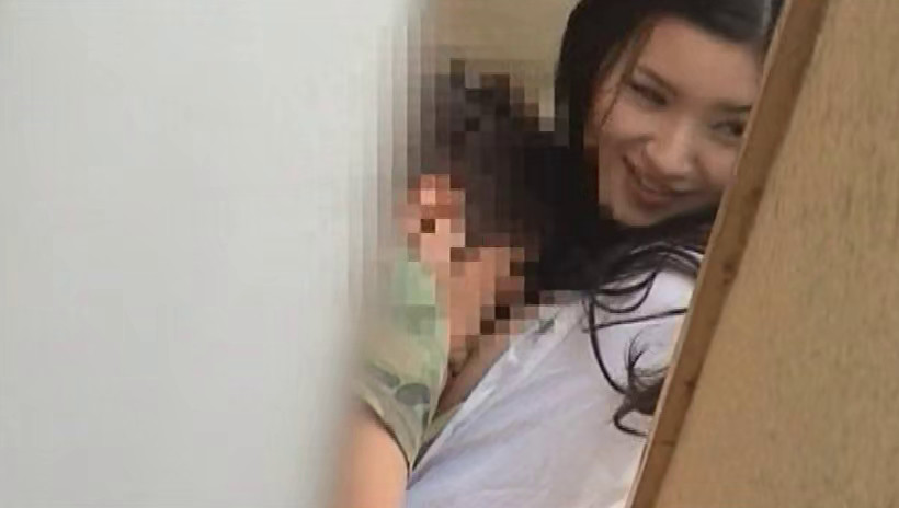 本物盗撮!昼下がりのベランダで不貞行為を愉しむ変態人妻 ベランダ女8名 画像2