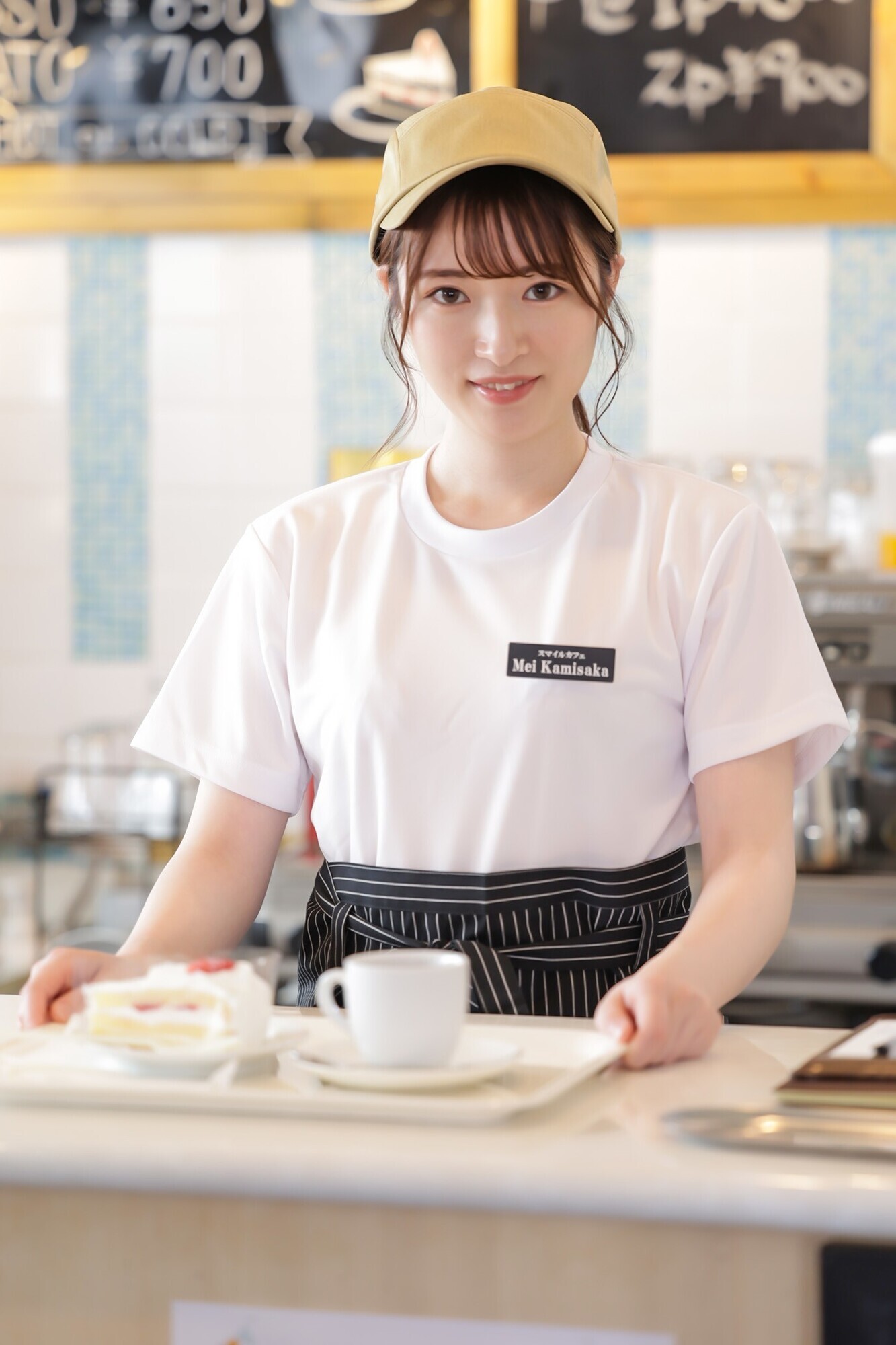 「いらっしゃいませお客様、スマイルカフェです」接客中は何をされても常に笑顔の、顧客満足度最高水準のカフェ店員に密着 めい（20）