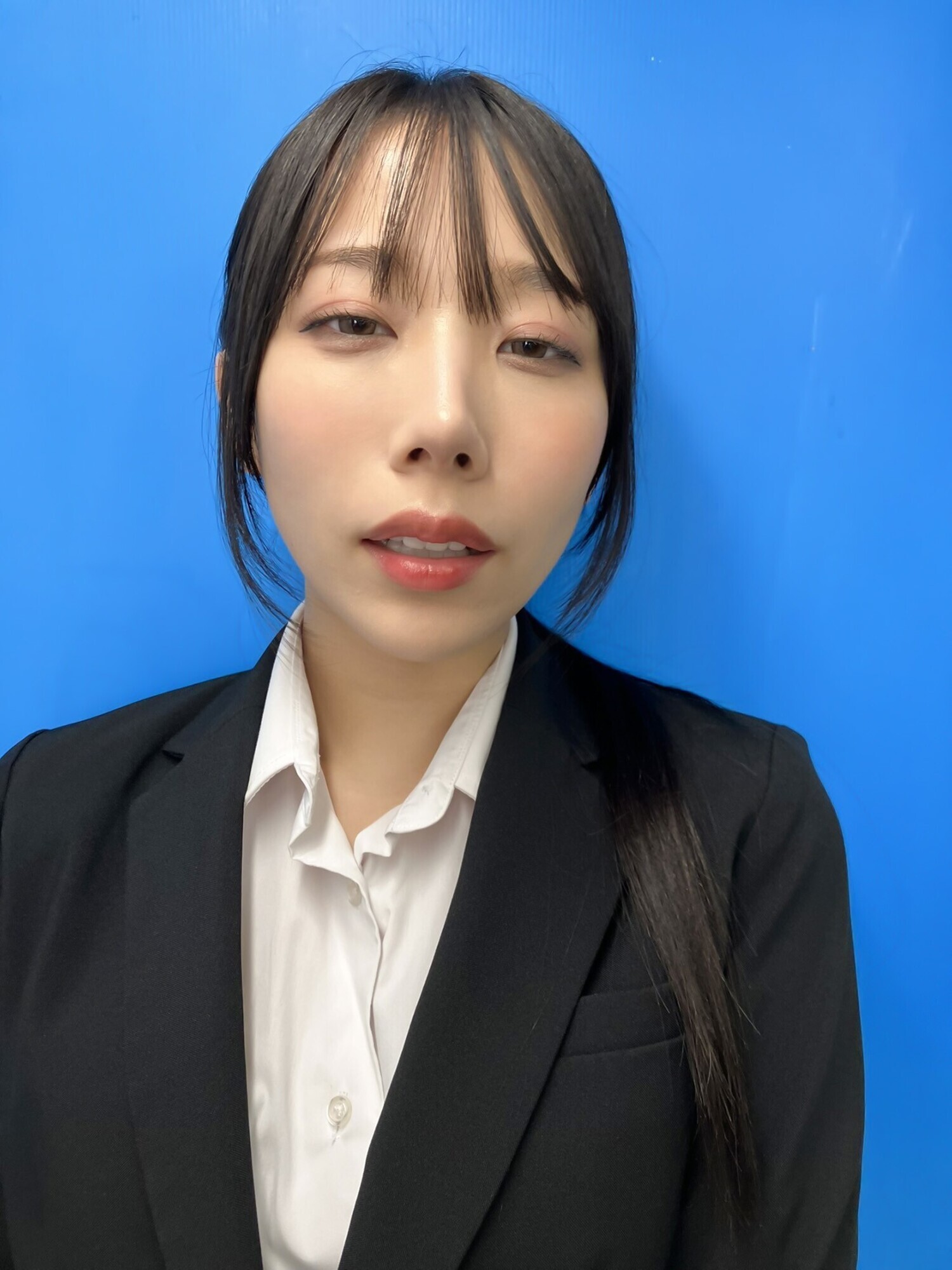 ここで撮影した写真を貼れば絶対合格するというピストンバイブ証明写真ボックス リクルートスーツの女子大生がどんなに突かれても笑顔をキープ 来訪者O.Eさん 画像1