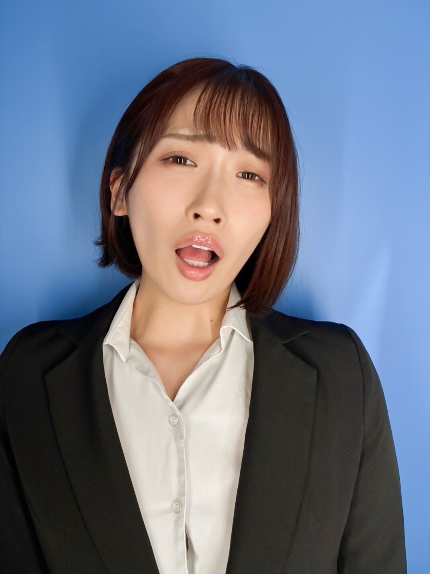 ここで撮影した写真を貼れば絶対合格するというピストンバイブ証明写真ボックス リクルートスーツの女子大生がどんなに突かれても笑顔をキープ 来訪者M.Wさん 画像1