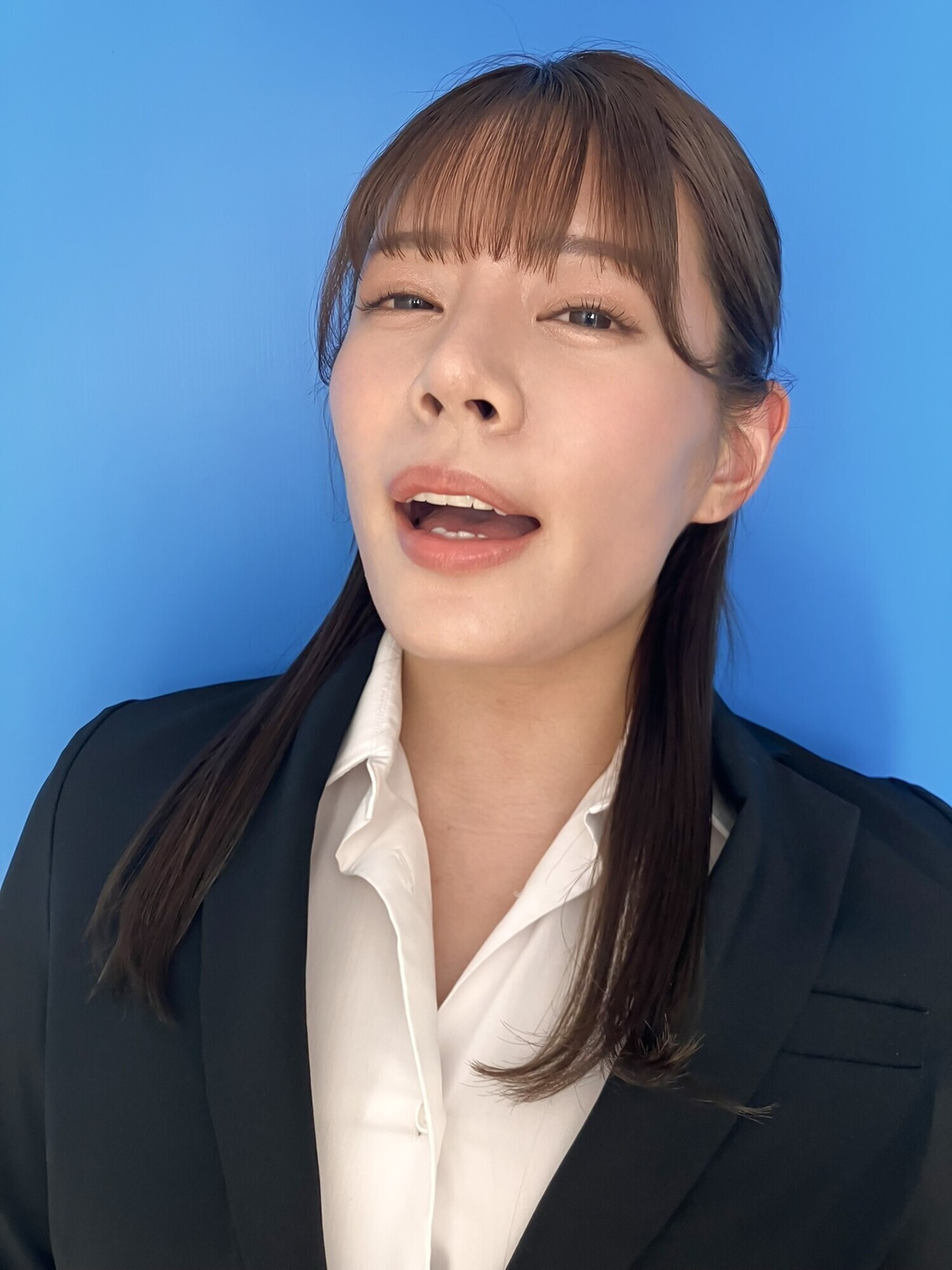 ここで撮影した写真を貼れば絶対合格するというピストンバイブ証明写真ボックス リクルートスーツの女子大生がどんなに突かれても笑顔をキープ 来訪者T.Rさん 画像1
