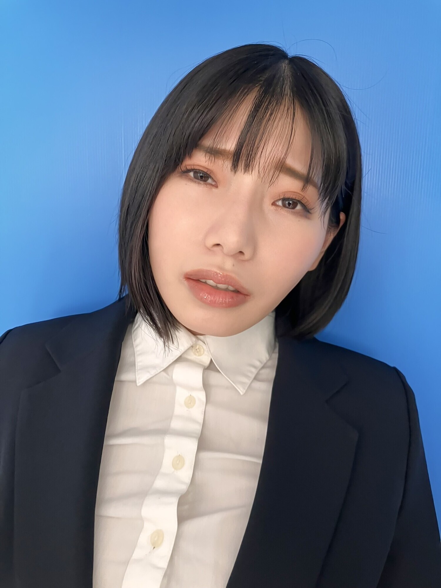 ここで撮影した写真を貼れば絶対合格するというピストンバイブ証明写真ボックス リクルートスーツの女子大生がどんなに突かれても笑顔をキープ 来訪者K.Sさん 画像1
