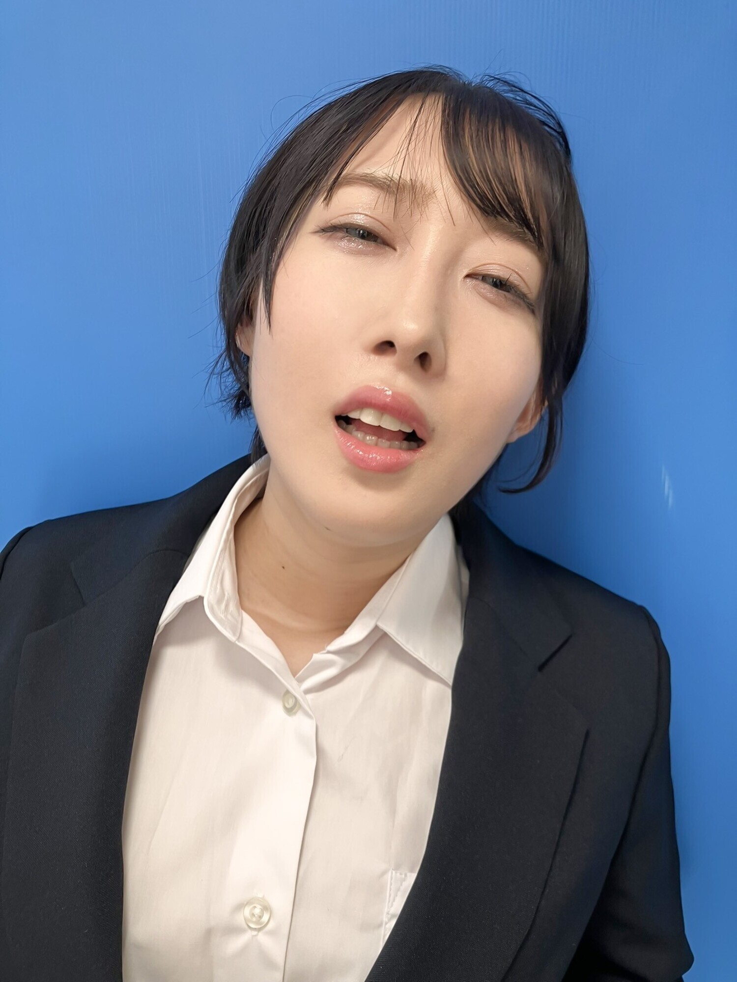 ここで撮影した写真を貼れば絶対合格するというピストンバイブ証明写真ボックス リクルートスーツの女子大生がどんなに突かれても笑顔をキープ 来訪者S.Mさん 画像1