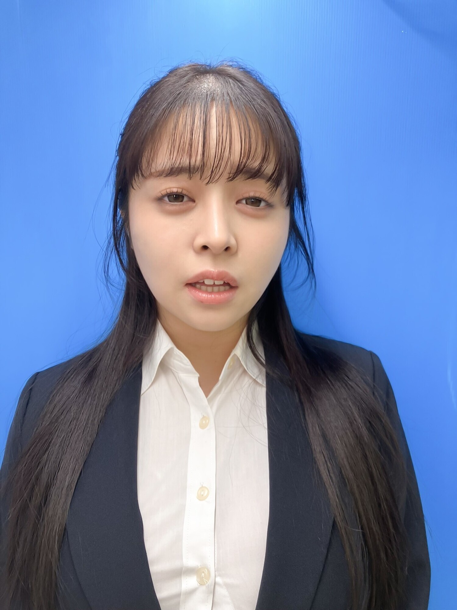 ここで撮影した写真を貼れば絶対合格するというピストンバイブ証明写真ボックス 2 リクルートスーツの女子大生がどんなに突かれても笑顔をキープ来訪者H.Nさん 画像1