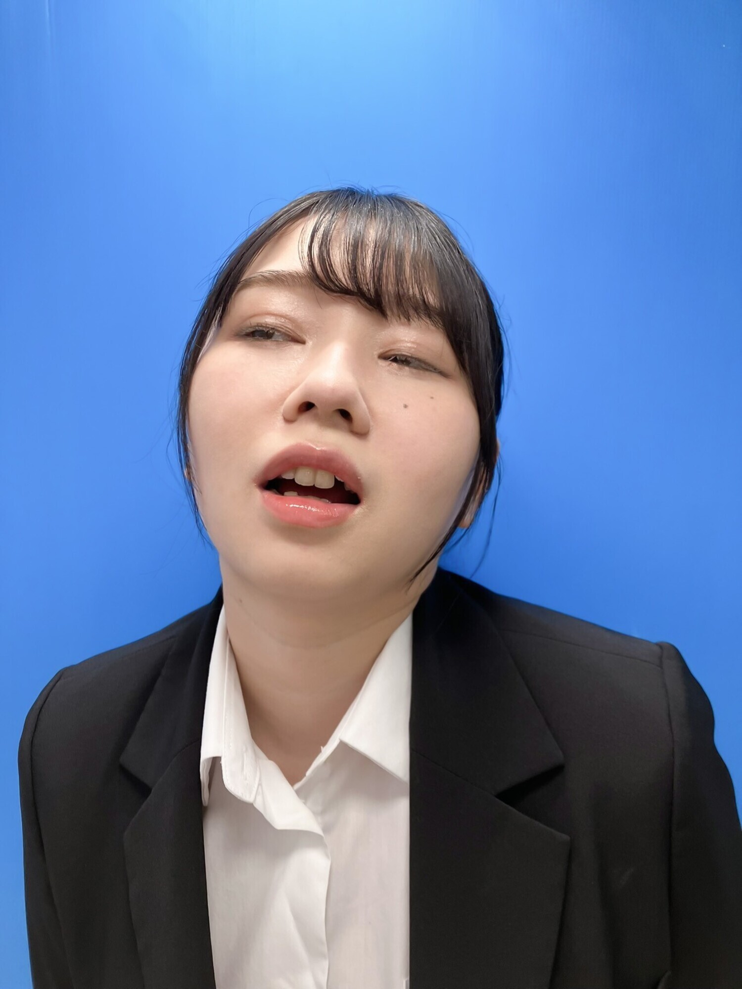 ここで撮影した写真を貼れば絶対合格するというピストンバイブ証明写真ボックス 2 リクルートスーツの女子大生がどんなに突かれても笑顔をキープ来訪者K.Hさん 画像1