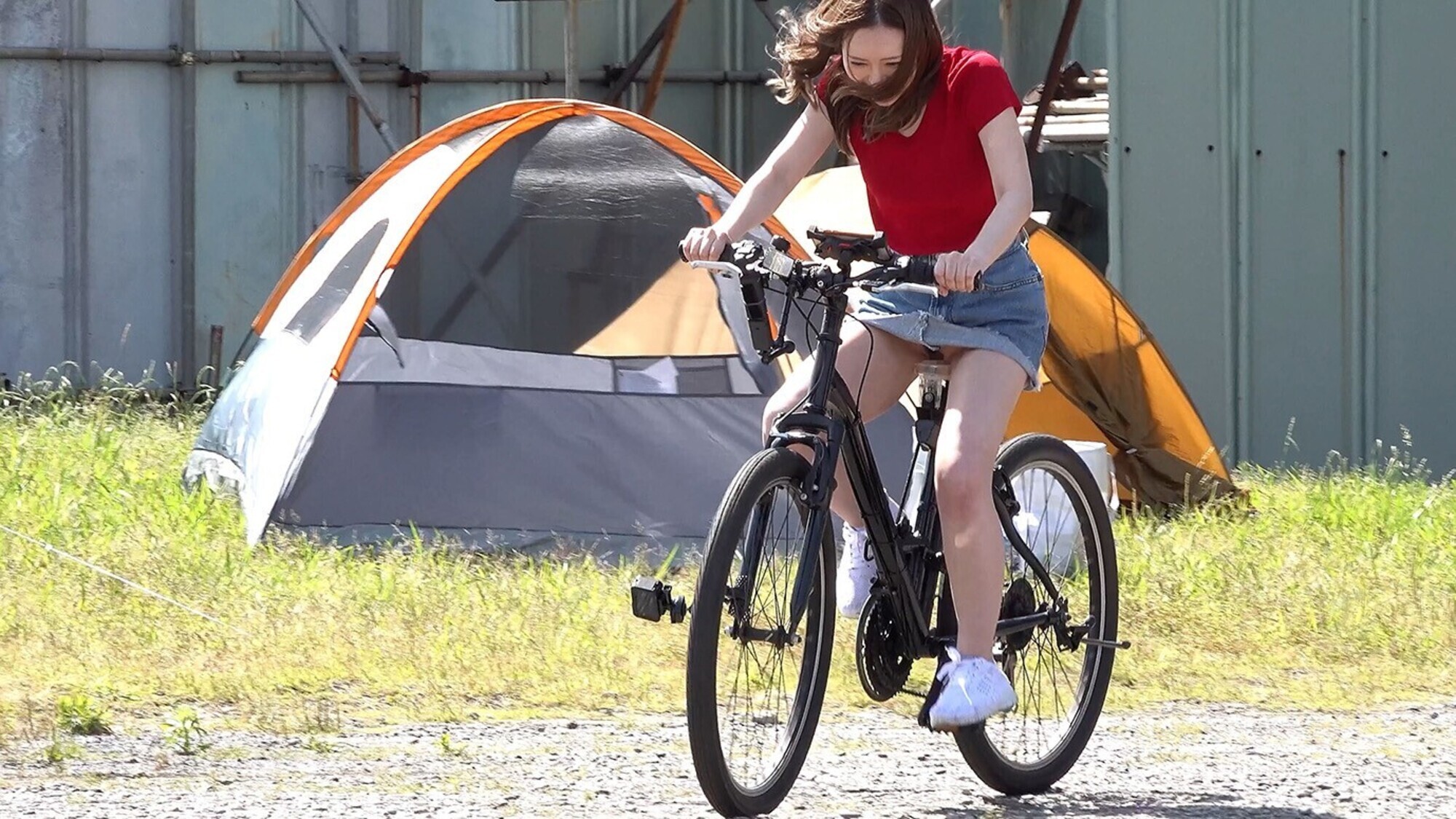 【SHIGEKIxSODSTAR】これが限界ギリギリ公然露出潮吹き 小倉由菜アクメ自転車がイクッ！ 画像6