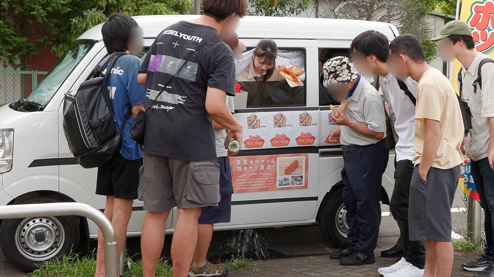 人気 AV 女優が挑戦!イカサレ屋台の中で 潮吹きながらホットドッグ売ってください! 逢月ひまり 小坂ひまり 15枚目