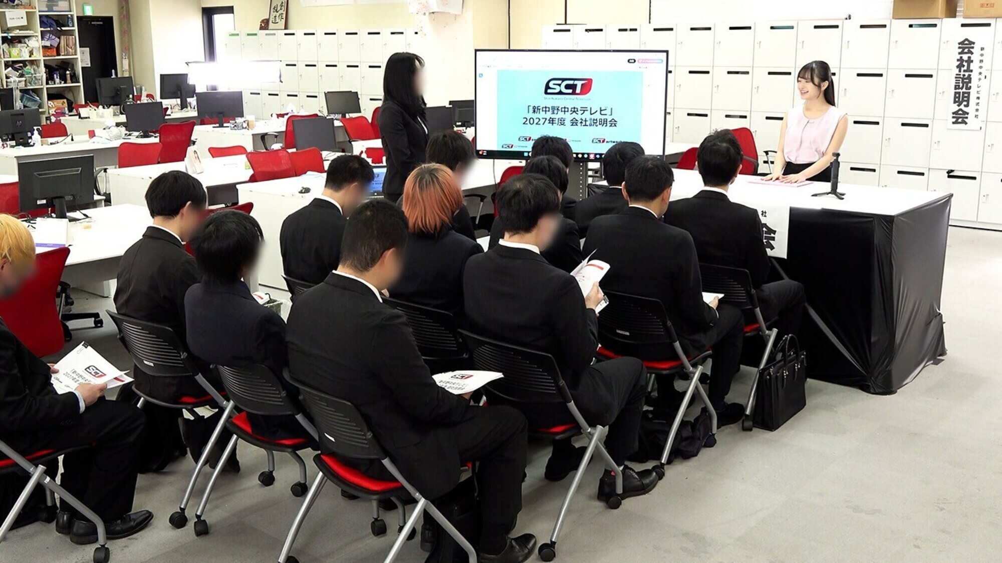 「滴るマン汁」「火照って発汗」「大量潮吹き」しながら、会社案内中に就活生にバレないように、こっそりイキまくり!大絶頂会社説明会 花守夏歩編 1枚目