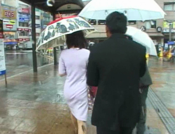 追跡FUCK!!人妻ナンパ117 雨の赤羽・上野土下座 画像1