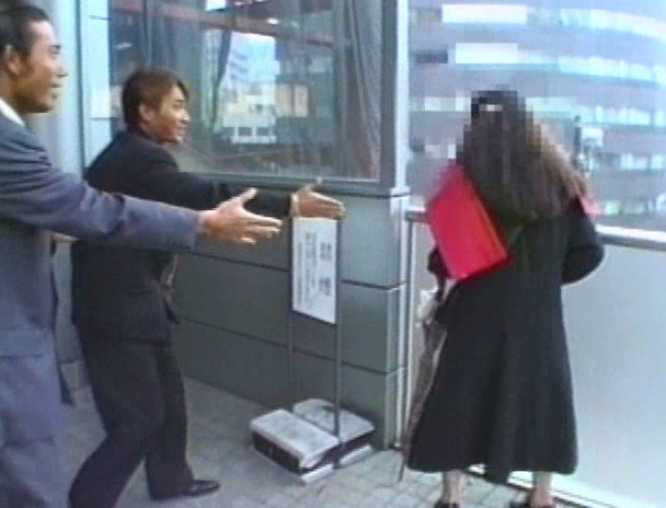 追跡FUCK!!人妻ナンパ52 東京山手土下座 画像2