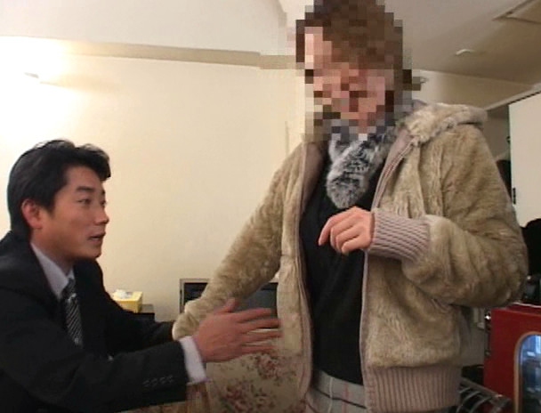 追跡FUCK!!人妻ナンパ124 銀座有楽町沿線土下座 画像9