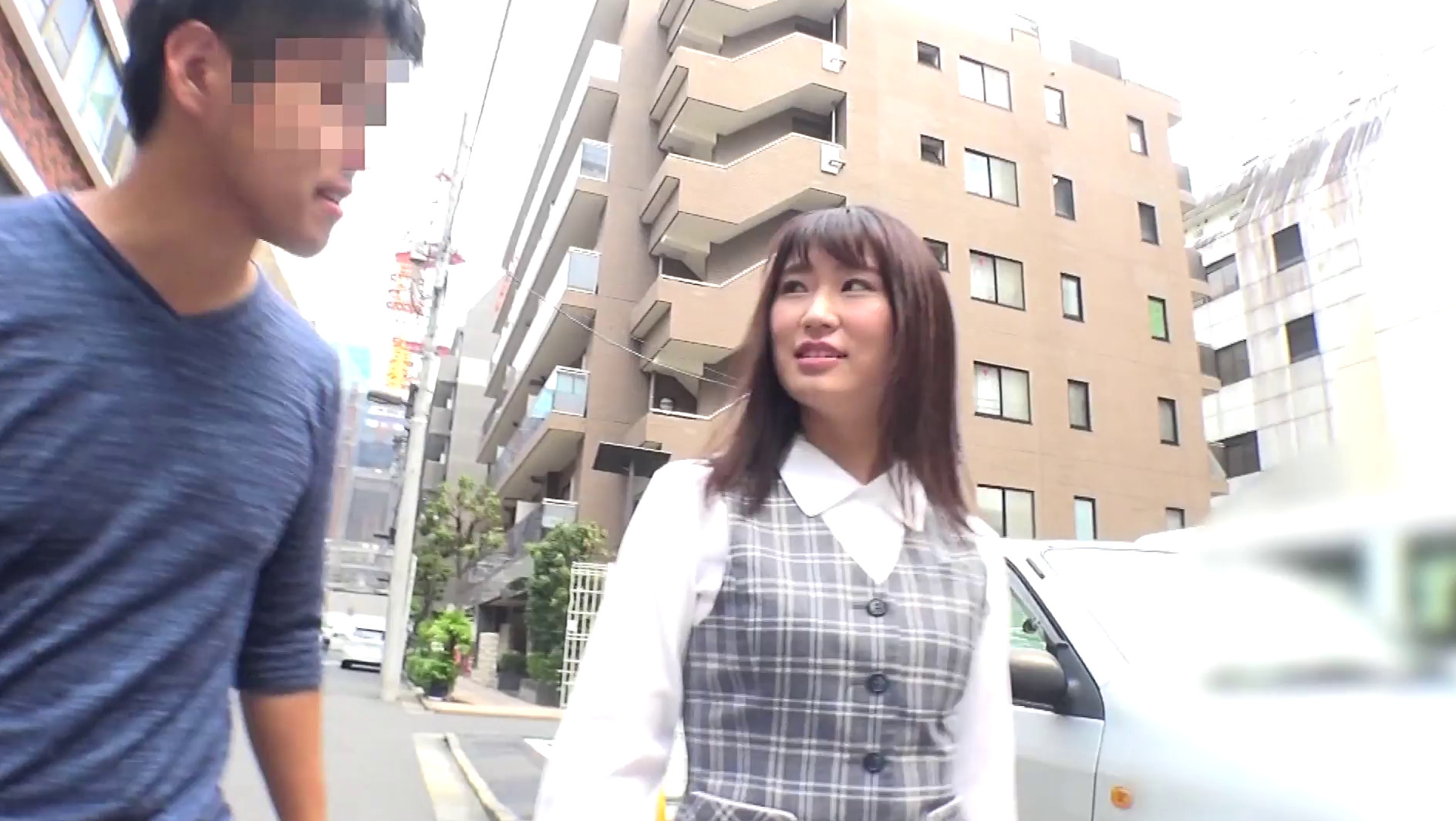 仕事中のOLに声を掛けて会社の階段で中出しまでしてしまった! 画像1