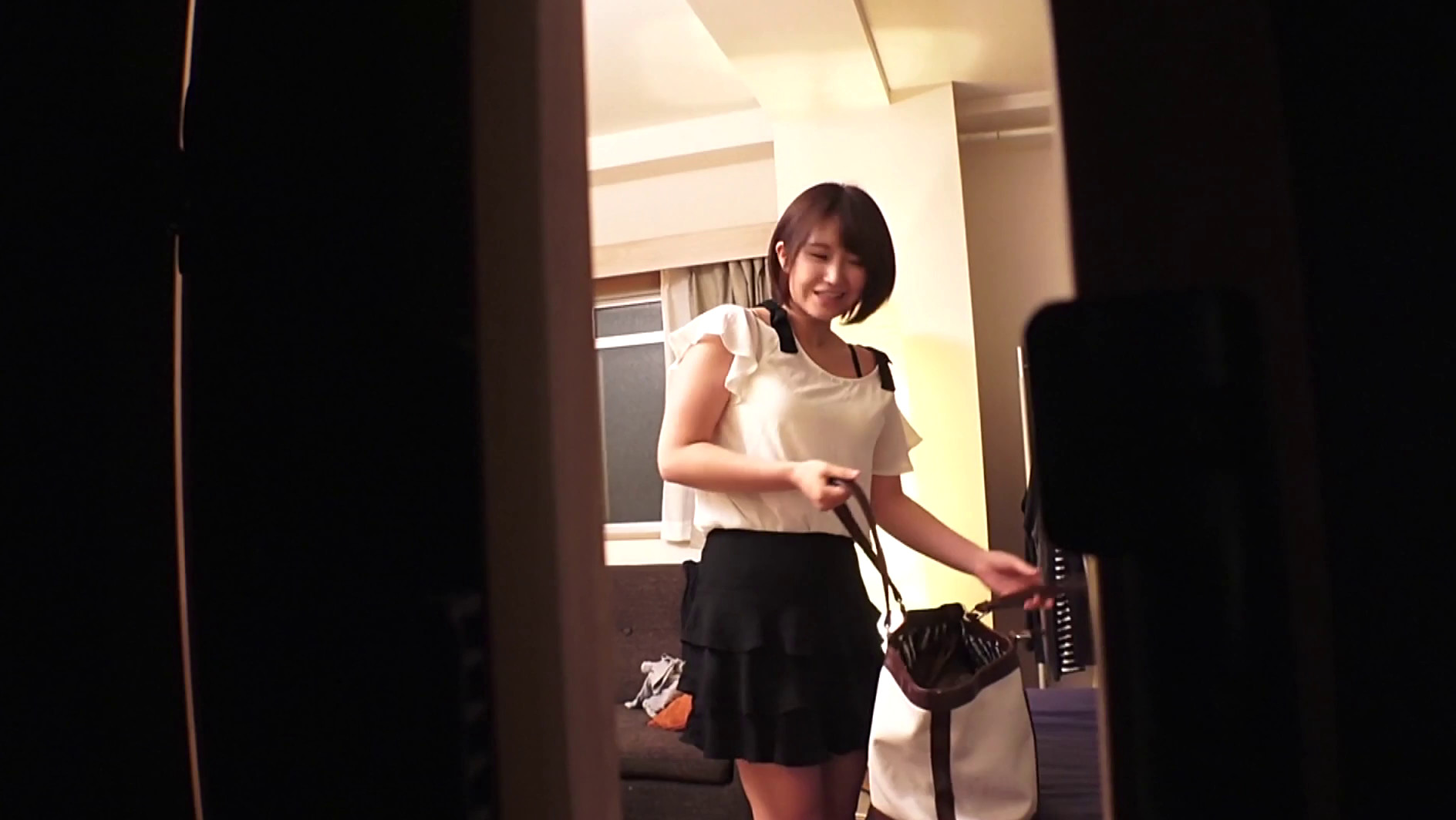 ハンドマッサ嬢を呼んでヤルまでをクローゼットから盗撮!?ドスケベ女と中出しまで完璧にこなせちゃいました! 画像1