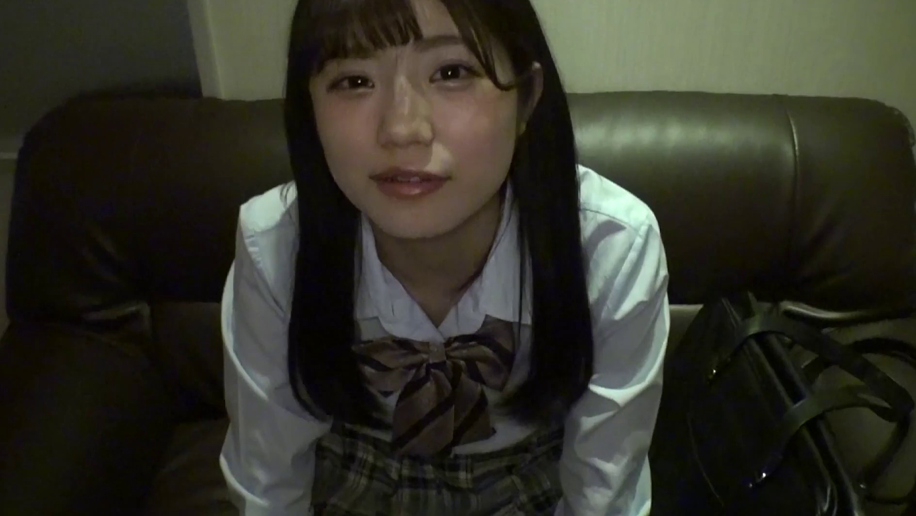 まだ男を知らなさそうな激カワ・パイパン制服女子とラブホで密会！ビチョビチョのアソコに中出し！！ 画像1