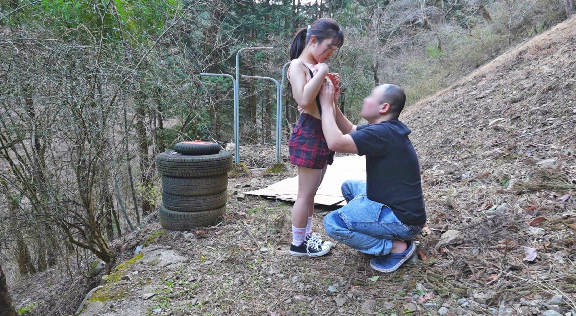 野外で衣服をひん剥きセックス 画像2