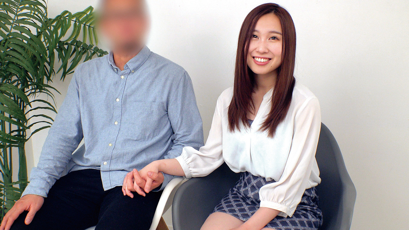 『夫婦の愛を確かめるメモリアルヌードフォト』を残したいと夫が妻を騙し、絶倫チ○ポ男と素肌密着偽撮影会で寝取られ検証!!反り返ったペニスがマ○コまで1cmに超接近して急激欲情!夫の目の前で幾度も生中出し!撮影会を忘れられずに自宅でおかわりNTR性交!! 画像2